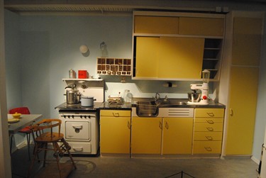 Foto på gammaldags kök med gula skåpluckor